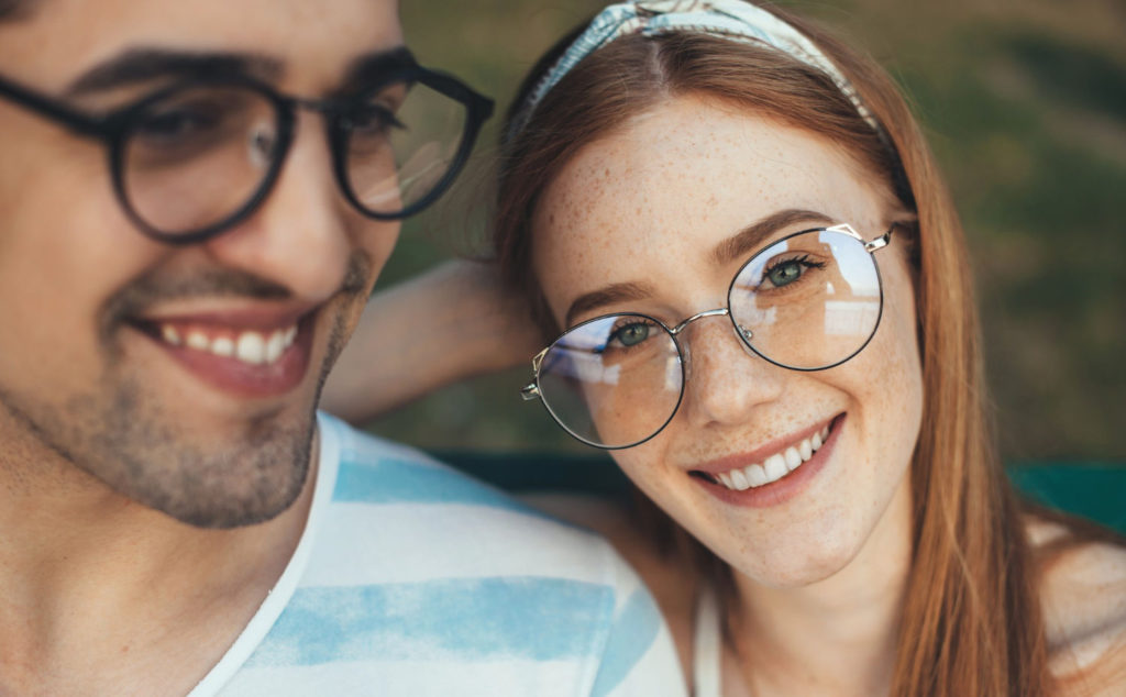 Okulary to nie tylko element korekcji wzroku, ale także modny dodatek, który może podkreślić osobowość i styl każdego mężczyzny