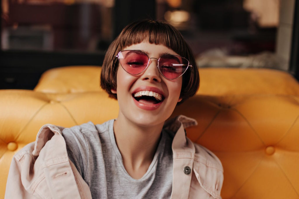Kobiece okulary przeciwsłoneczne to nie tylko niezbędny element letniej garderoby, ale także stylowy dodatek, który potrafi podkreślić naszą indywidualność