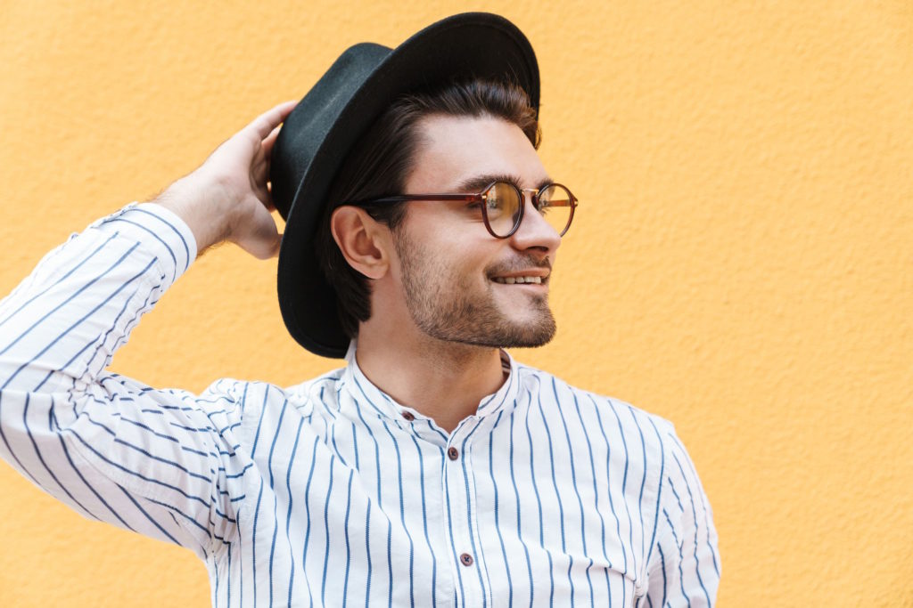 Okulary Prada dla mężczyzn to nie tylko funkcjonalne narzędzie do poprawy wzroku, ale również stylowy dodatek, który dodaje elegancji i charakteru